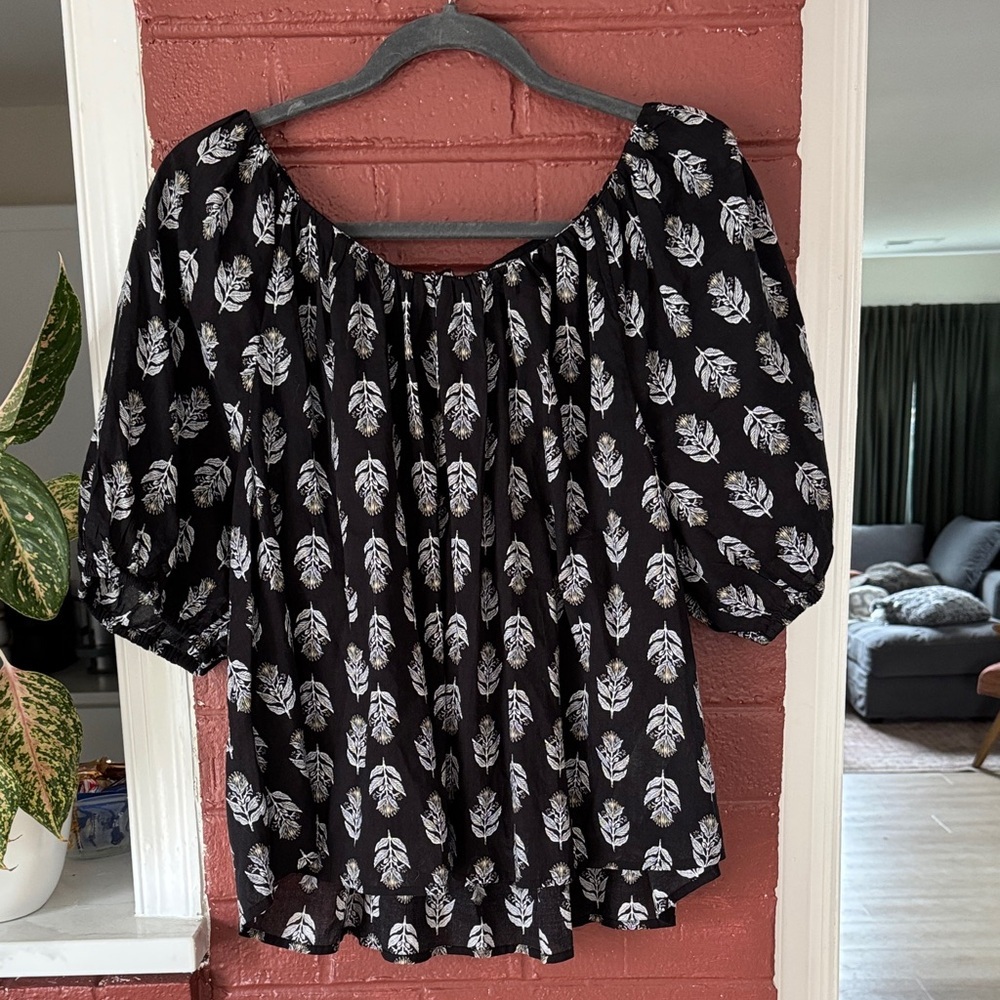 Old Navy Black and White Leaf Pattern Blouse